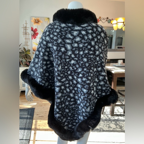 Black Gray White Leopard Print Poncho Faux Fur Trim Elegant Travel Resort Womans - Picture 2 of 7